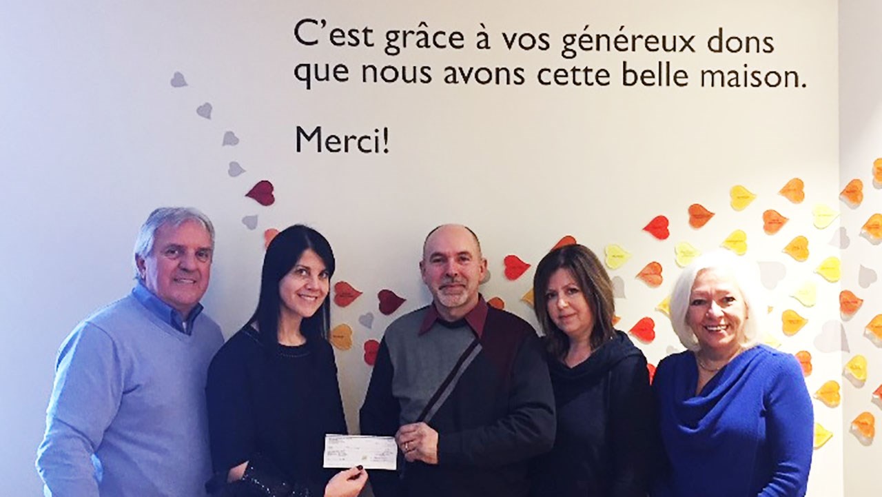 De gauche à droite : M. Léon Drouin (président du C. A. de la Maison), Mme Caroline Fortin (copropriétaire Estampro et présidente d'honneur 2017), M. James Vachon (gagnant) et sa conjointe , Mme Aline Fortin (responsable de la loterie). 