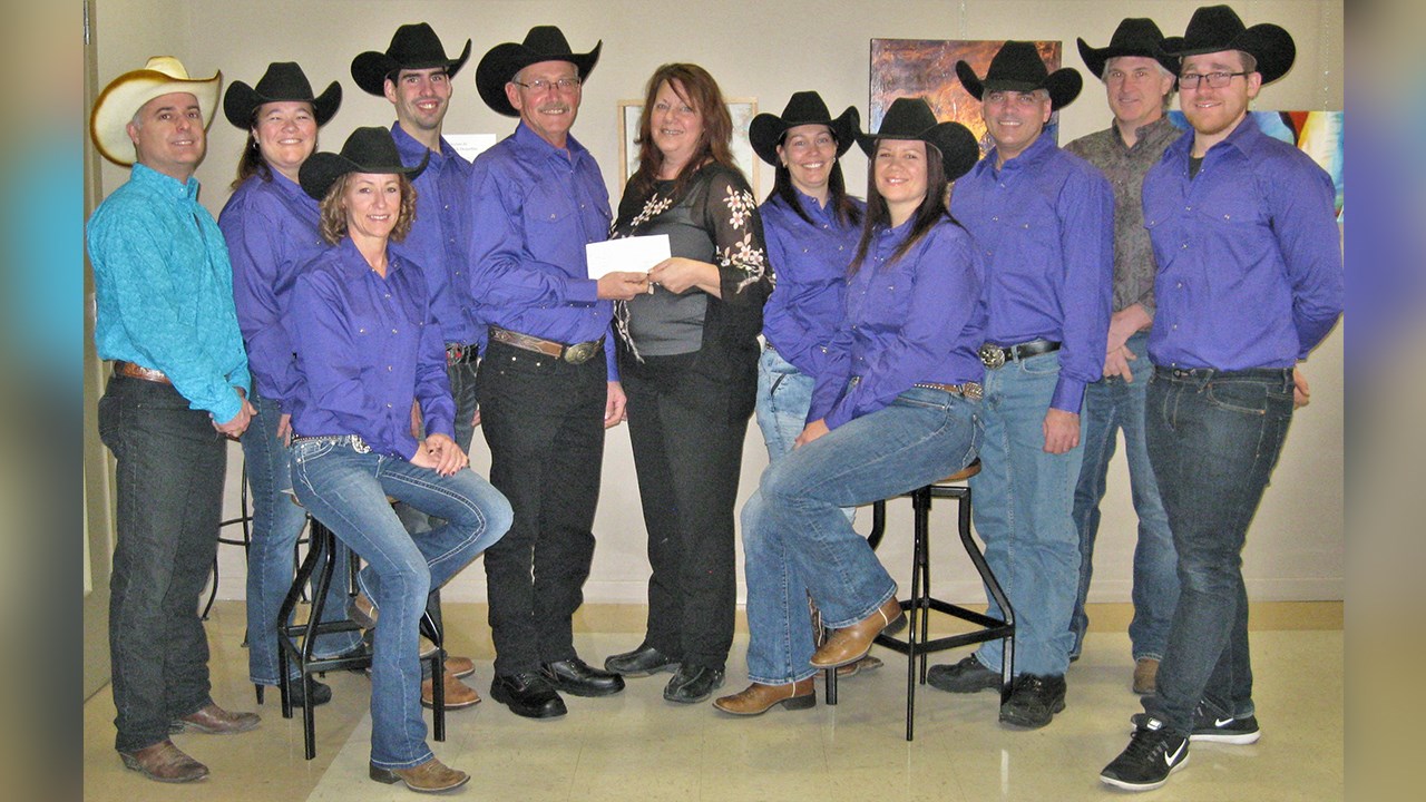 Carl Bernard, Peggy Lessard, Nancy Lessard, Jean-Philippe Roy-Poulin, Richard Doyon, président du comité des Festivités Western de Saint-Victor, Marie-Josée Vigneault, directrice générale de l’Aube Nouvelle, Julie Plante, Claudia Bélanger, Éric Côté, Sylvain Lessard et Gabriel Cliche.