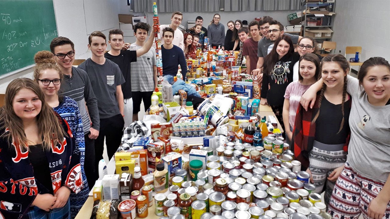 Près de 1 400 denrées alimentaires et plus de 150 jouets et vêtements ont été récupérés par les élèves de la polyvalente Bélanger de Saint-Martin pour la 15e édition de leur Guignolée.