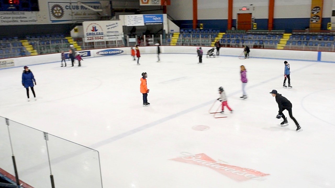 Une cinquantaine d'enfants profitent du patinage de Noël à l'aréna de Beauceville