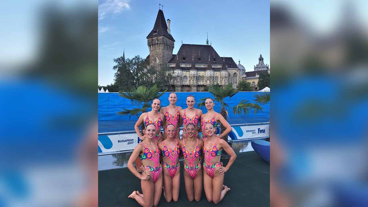Andrée-Anne Côté, âgée de 19 ans et originaire de Saint-Georges, pratique la natation artistique depuis qu'elle a 6 ans.