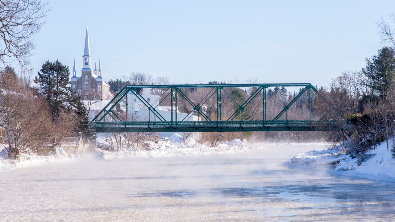 Travaux d'inspection du pont de la rivière du Loup à Saint-Côme