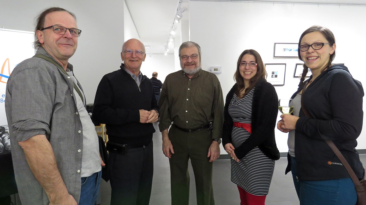 Claude Gagné, président d'Artistes et Artisans de Beauce, M. Rosaire Simoneau, maire suppléant de la ville de Sainte-Marie, Jean-Guy Breton ancien maire de Lac-Etchemin, l'artiste Emmanuelle Breton et la comédienne Annie Veillette