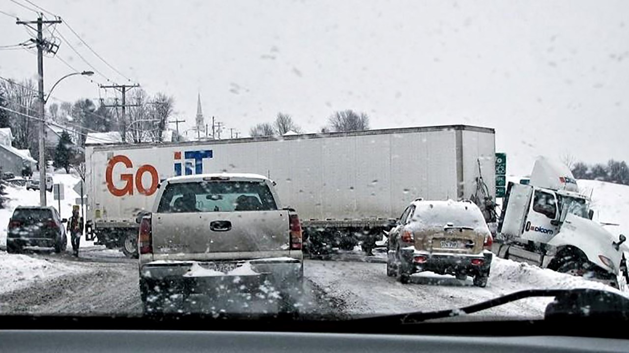 Accident à Saint-Victor : le chauffeur est transporté à l’hôpital