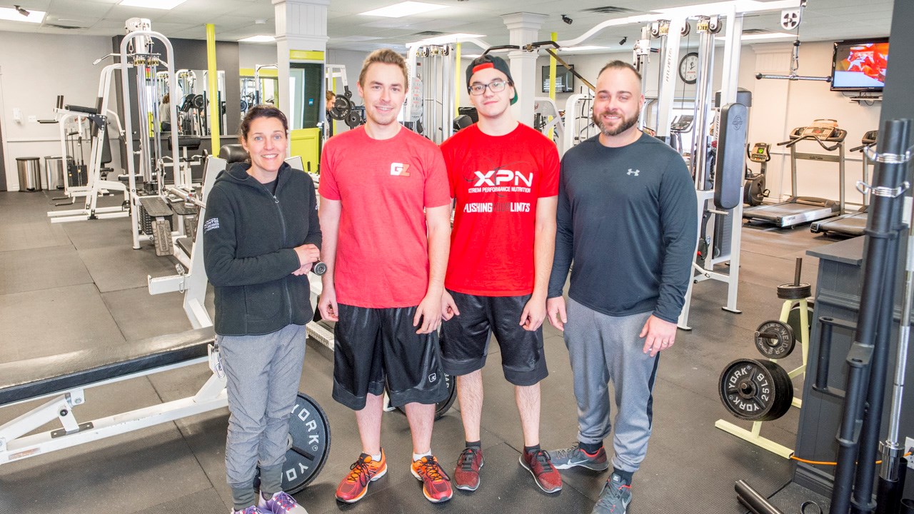À gauche et à droite, Sophie Veilleux et Éric Gosselin, les nouveaux copropriétaires du Studio Santé Gym 24h Saint-Prosper, encadrent les employés Anthony Talbot et William Gosselin.