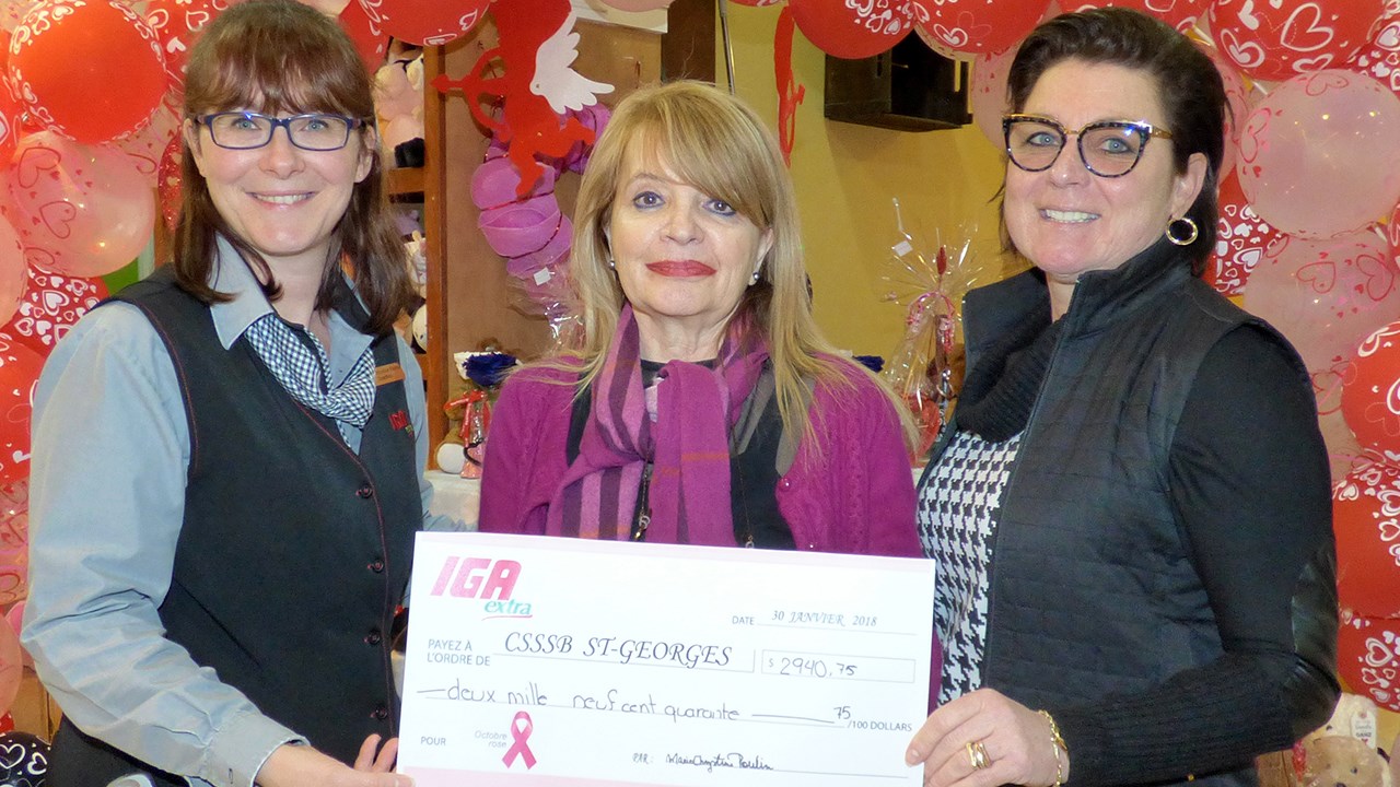 Mesdames Marie-Chrystine Poulin, directrice de IGA Extra de Saint-Georges,
Nycole Baillargeon, instigatrice de l’événement « Saint-Georges, ville en rose » et ManonVeilleux, présidente de la Fondation Santé Beauce-Etchemin. 