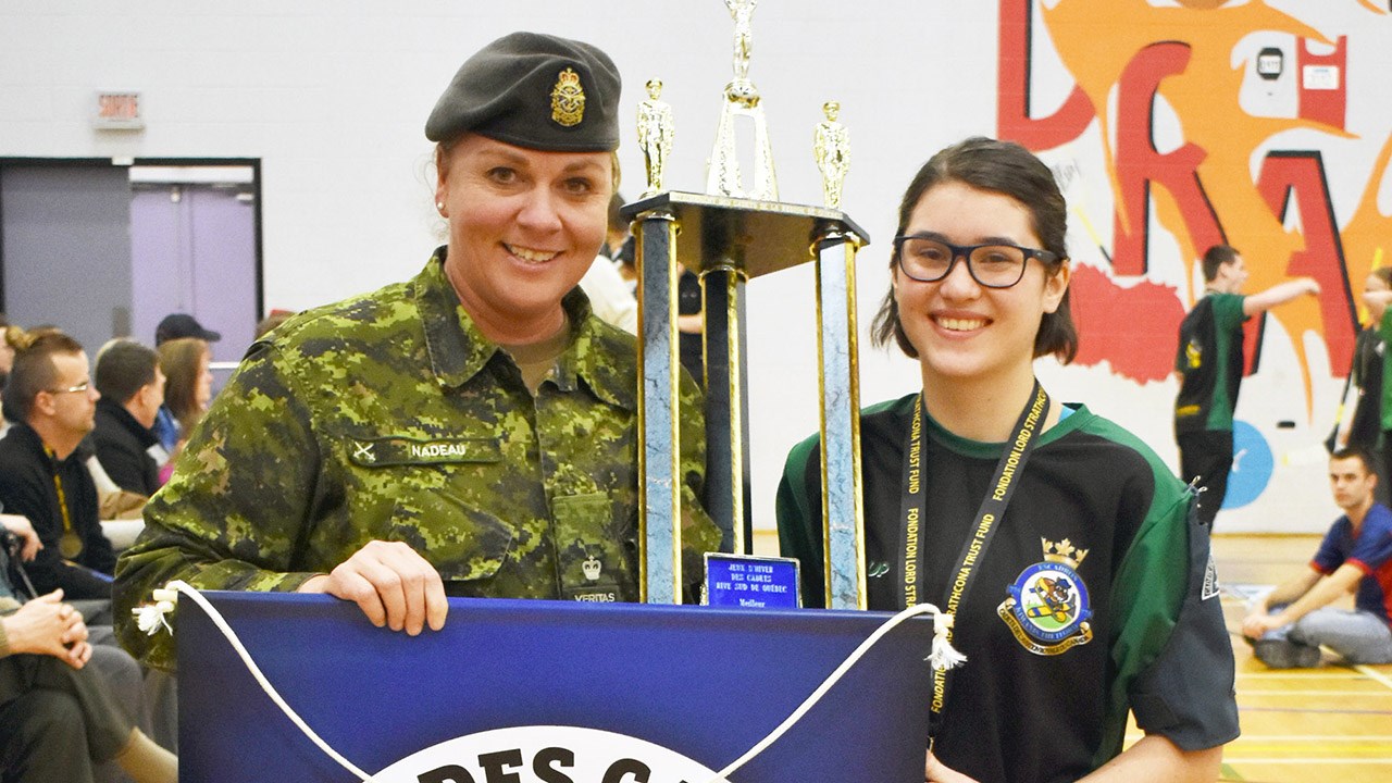 La major Sonia Nadeau remet le trophée de l’esprit sportif au cadet-commandant Mélodie Drolet de l’escadron 775 de Thetford Mines.

