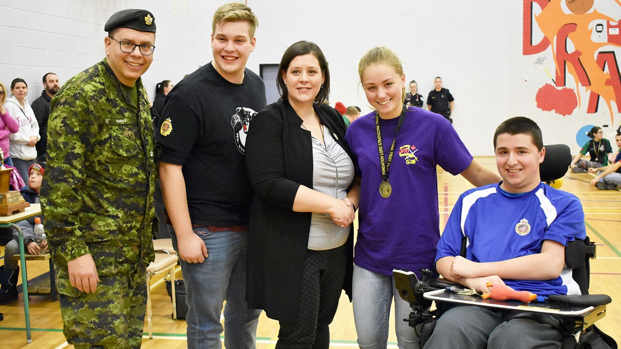 Le major Jean-François Maheux, directeur des jeux, les cadets récipiendaires des deux dernière années, Samuel Bruneau et Bernard Vallée et la mairesse de Lac-Mégantic, Mme Julie Morin remettent à la cadette Corine Martineau du corps de cadets 2680 de St-Martin la médaille Samuel Bruneau.
