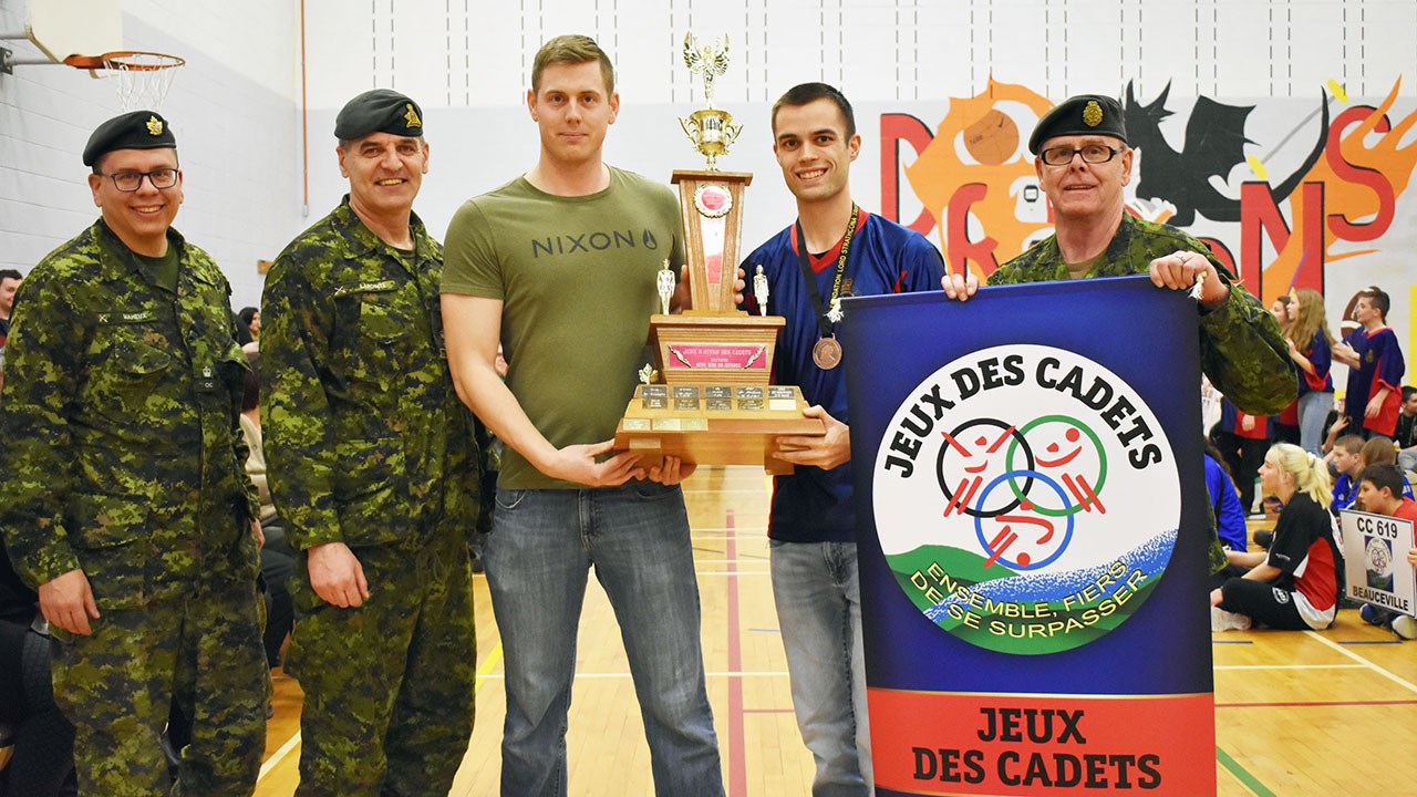 Le cadet commandant Marc-Antoine Nadeau et le commandant Jean-François Jacques, de l’escadron 881 St-Jospeh, reçoient le Trophée des Jeux. Ils sont accompagnés du major Jean-François Maheux, du lieutenant-colonel Serge Lapointe et de l’adjudant-chef Roger Audet.