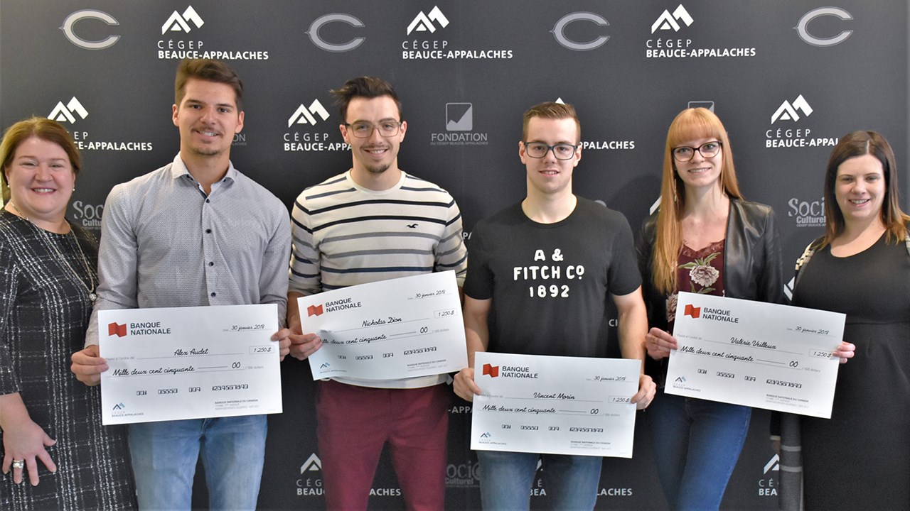 De gauche à droite : Lison Chabot, directrice des études du Cégep Beauce-Appalaches, les boursiers Alex Audet, Nicholas Dion, Vincent Morin, Valérie Veilleux et Édith Faucher-Giguère, directrice du service à la clientèle à la succursale de Saint-Georges de la Banque Nationale.