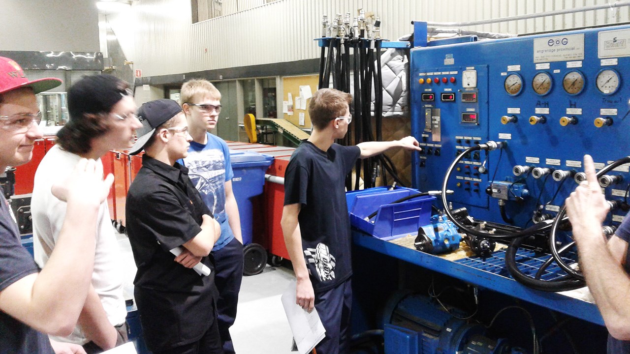 Un groupe d’élèves du Double DEP en mécanique industrielle/Électromécanique en formation dans l’atelier du CIMIC.