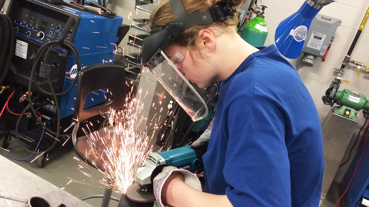 Un élève de la polyvalente Benoît-Vachon était en action cette semaine dans l’atelier de soudage-montage du CIMIC lors de l’activité d’exploration professionnelle.