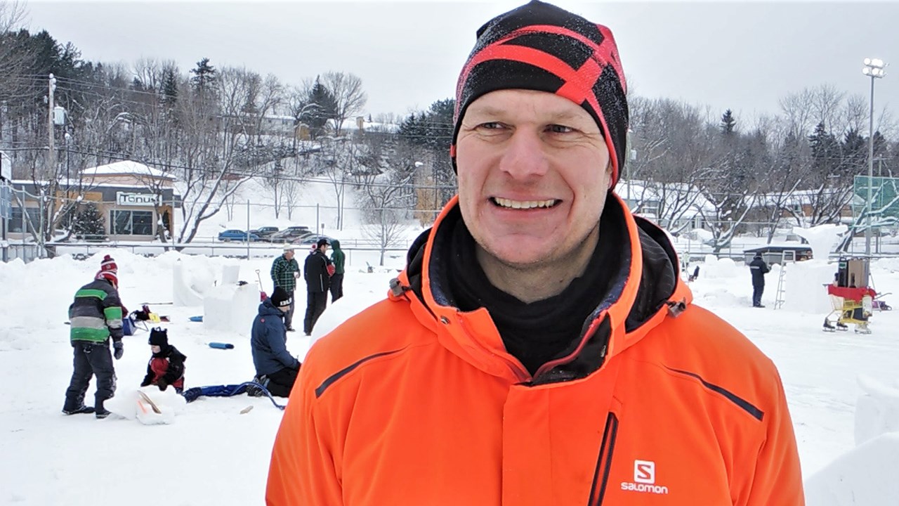 Éric Blais, de Saint-Georges, fait des sculptures sur neige avec sa conjointe Dominique Berthiaume et sa famille depuis maintenant 13 ans.