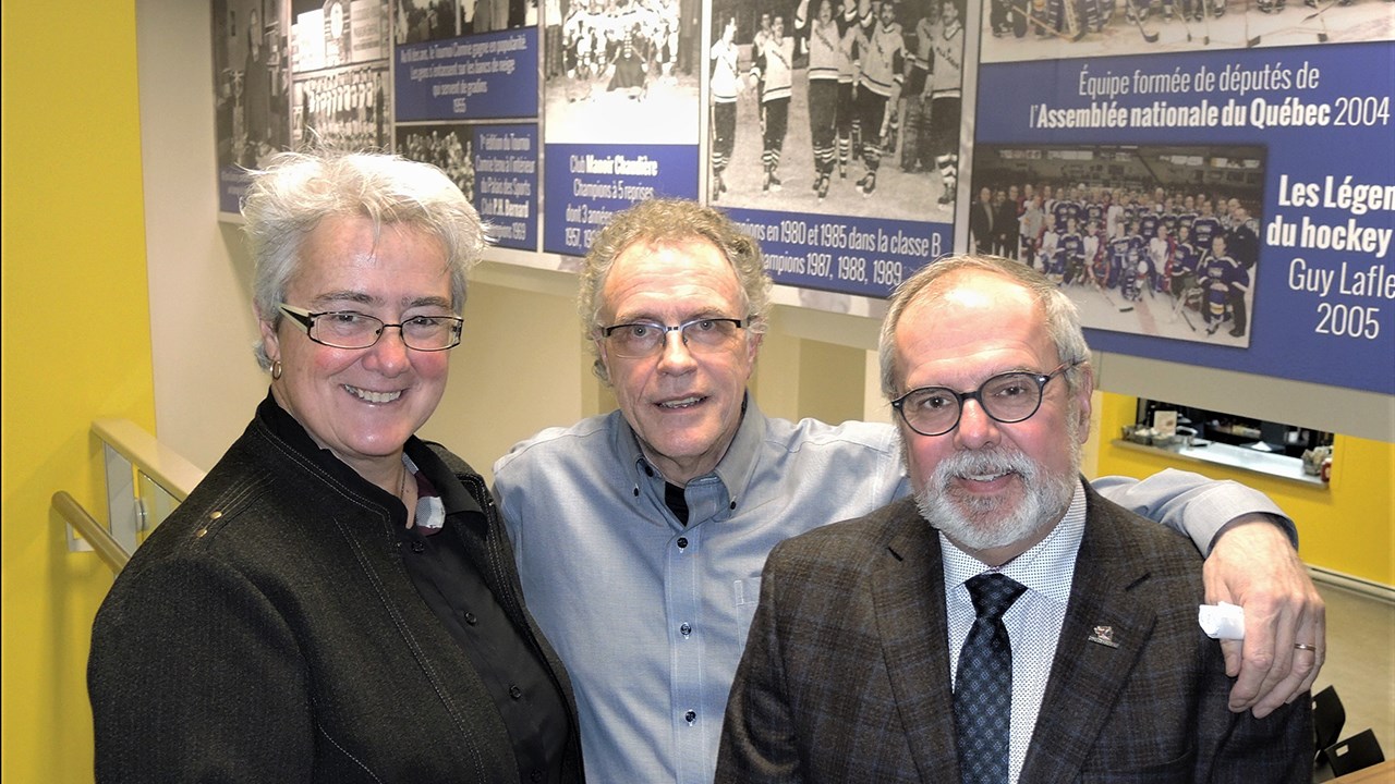 De gauche à droite : Carole Paquet, directrice du Service de loisirs et de la culture de la Ville de Saint-Georges, Daniel Côté, chef de division aux activités sportives du Service des loisirs et de la culture de la Ville de Saint-Georges et Claude Morin, maire de la Ville de Saint-Georges.