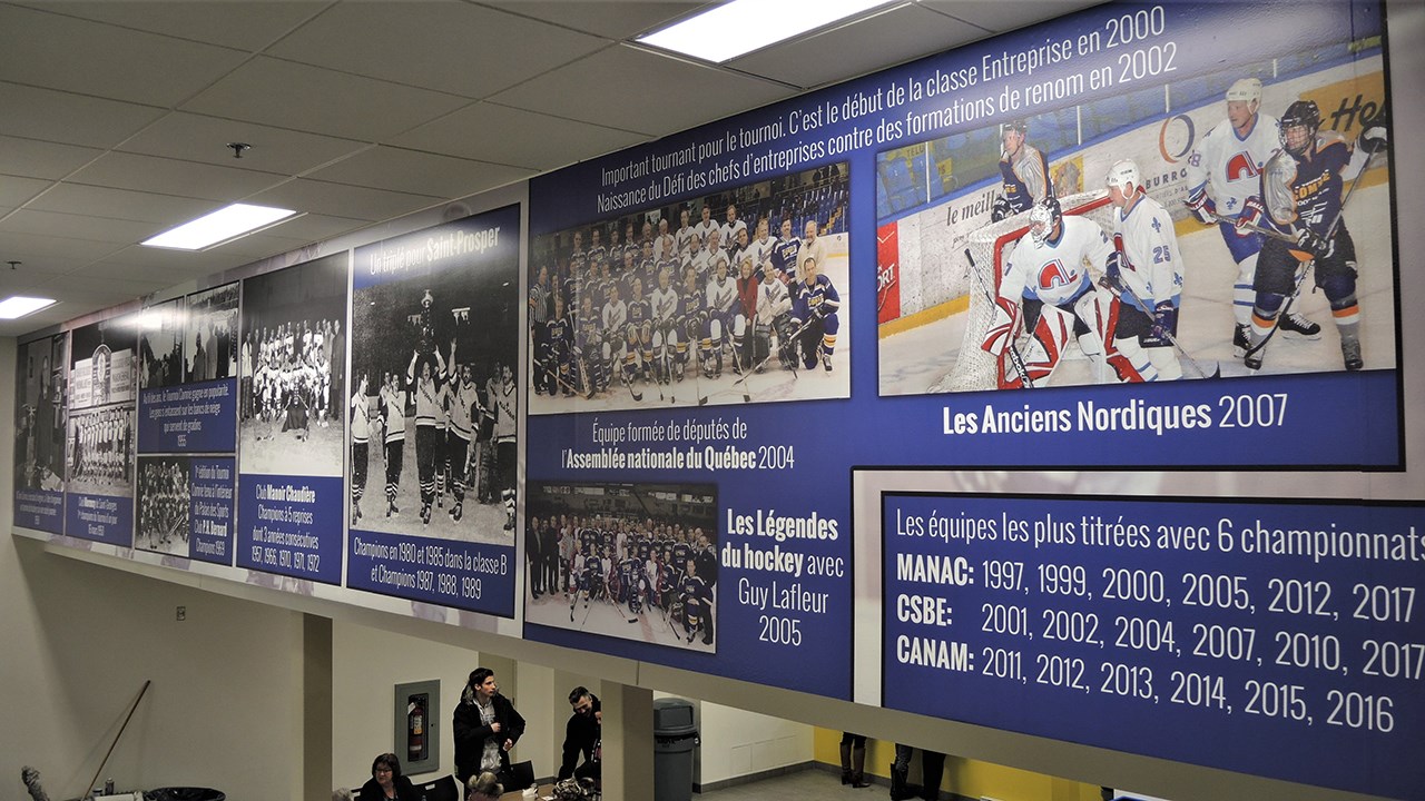 La murale, installée au 2e et 3e étages du salon Comrie du Centre sportif Lacroix-Dutil de Saint-Georges et commémorant les 68 ans d'histoire du tournoi de hockey Comrie Desjardins, a été inaugurée lors du vendredi 9 février 2018.