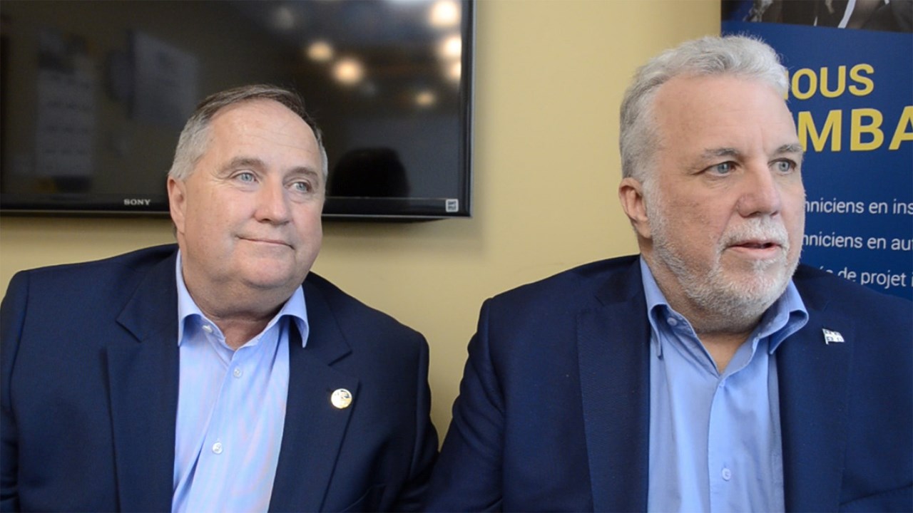 Le député de Beauce-Sud, Paul Busque, à gauche, et le premier ministre du Québec, Philippe Couillard, à droite.