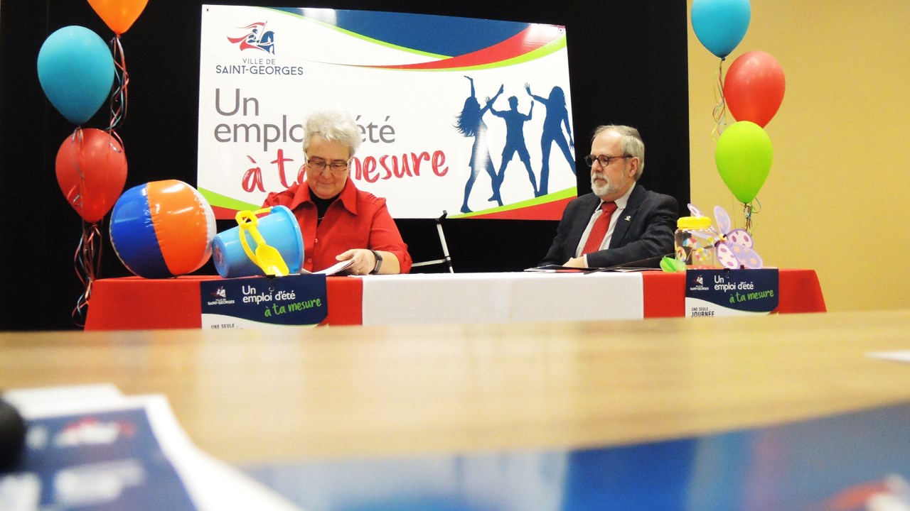 De gauche à droite : Carole Paquet, directrice du Service des loisirs et de la culture de la Ville de Saint-Georges et Claude Morin, maire de la Ville de Saint-Georges.