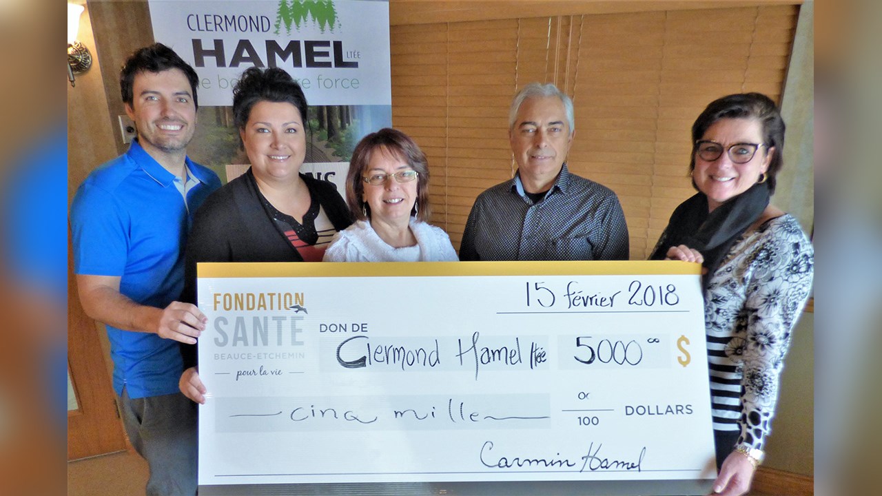 De gauche à droite : David Hamel, France Hamel, Lucie Hamel, Carmin Hamel, président de l'entreprise Clermont Hamel de Saint-Éphrem et Manon Veilleux, présidente de la Fondation Santé Beauce-Etchemin.