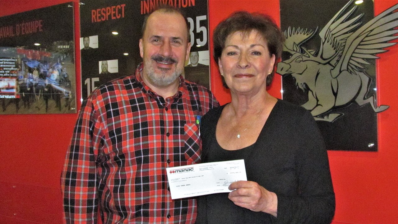 Gaétan Sévigny, de Manac, remettant un chèque de 1 500 $ à la présidente du Club Inner Wheel de Saint-Georges, Louise-Andrée Doyon.