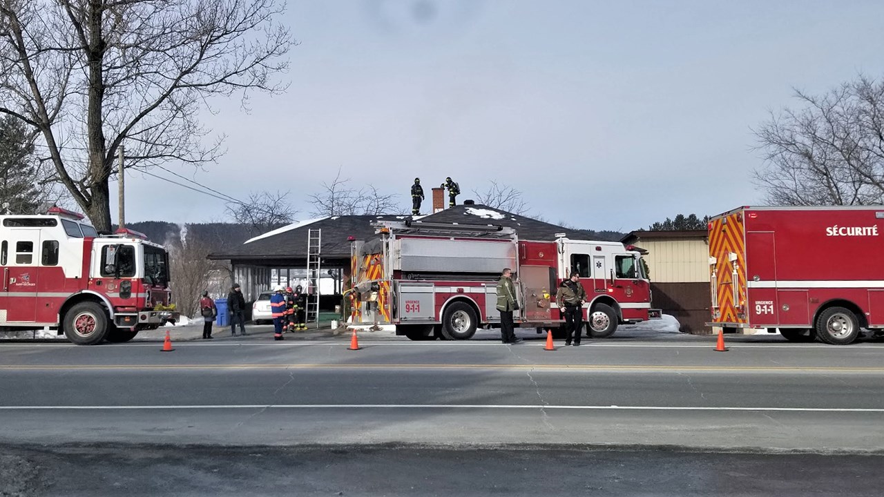 Feu de cheminée dans une maison sur la route 173 à Notre-Dame-des-Pins