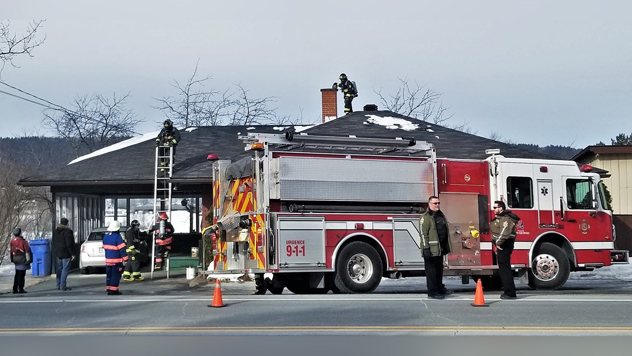 Feu de cheminée dans une maison sur la route 173 à Notre-Dame-des-Pins