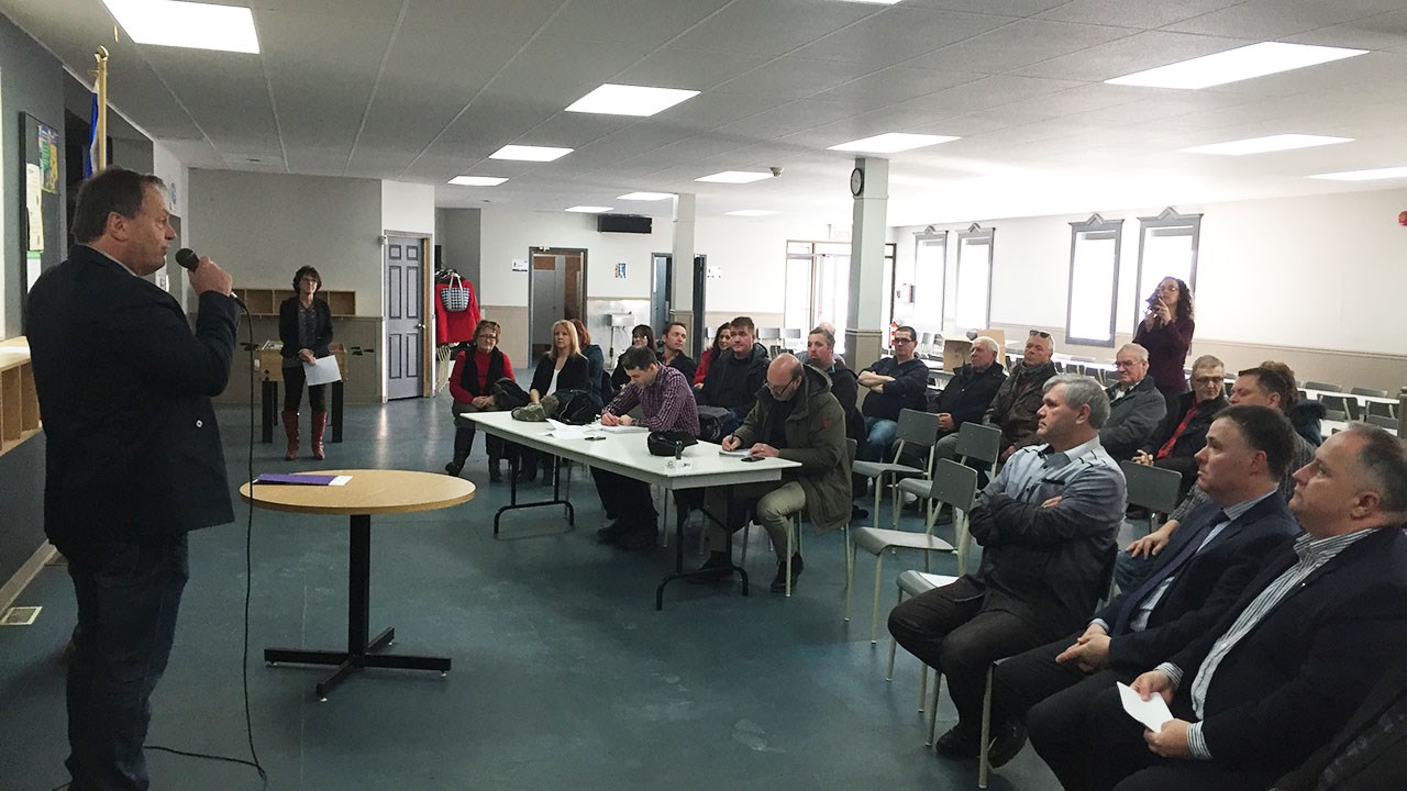 Première pelletée pour le futur centre multifonctionnel de Saint-Honoré-de-Shenley