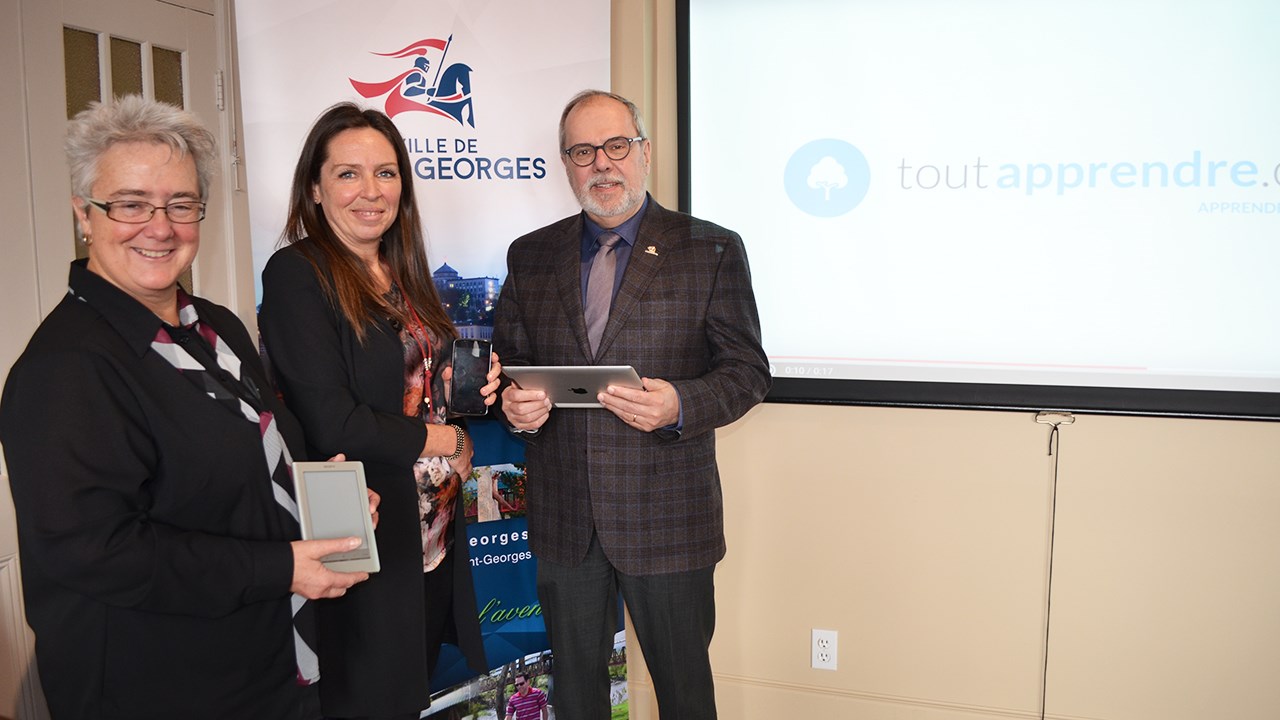 Carole Paquet (directrice du service des loisirs et de la culture), Marie Tanguay (chef de division bibliothèque) et Claude Morin (maire de Saint-Georges).