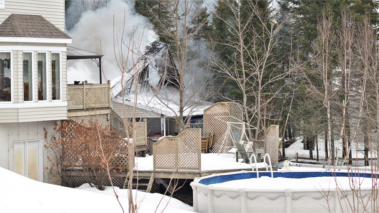 Incendie à l'arrière d'une résidence de la 90e Rue à Saint-Georges
