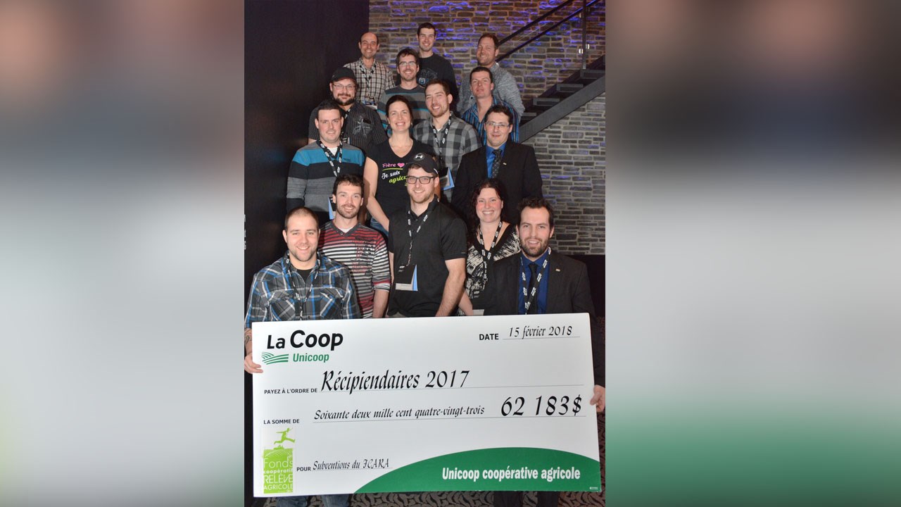 Unicoop a remis un chèque de 62 183 dollars de subvention aux jeunes de la relève agricole