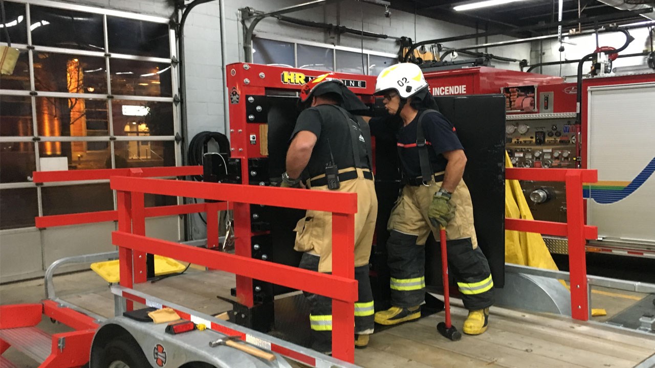 Des pompiers en action devant le simulateur.