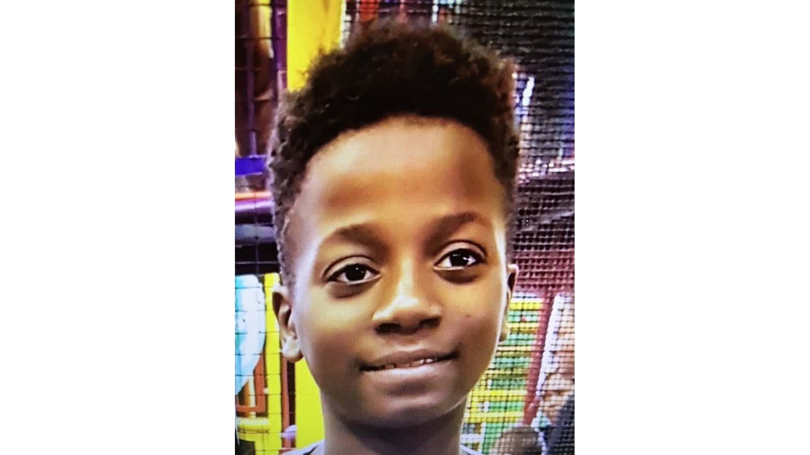 Au moment de son enlèvement, Ariel Jeffrey Kouakou portait un manteau noir à capuchon, des pantalons gris et des souliers jaunes.
