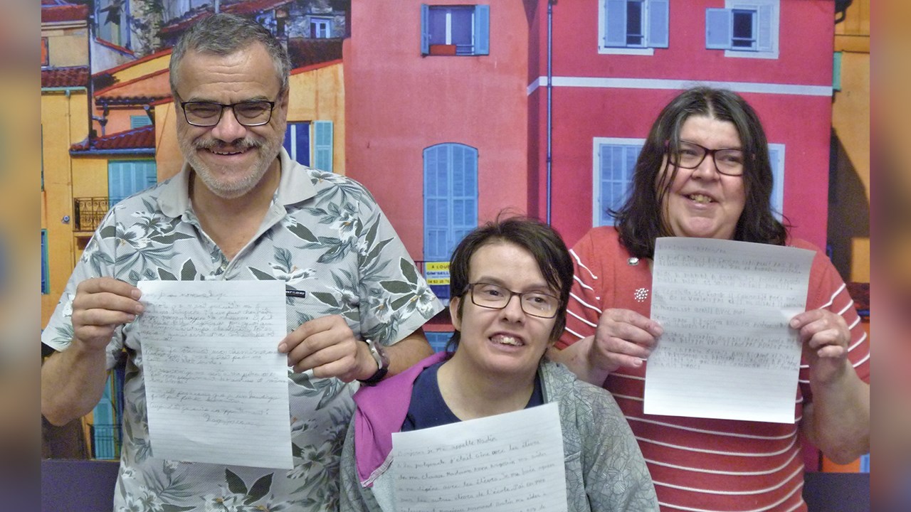 Trois membres de l'Association des personnes handicapées de la Chaudière. De gauche à droite : Serge Jacques, Nadia Beaudoin et Catherine Jacques.