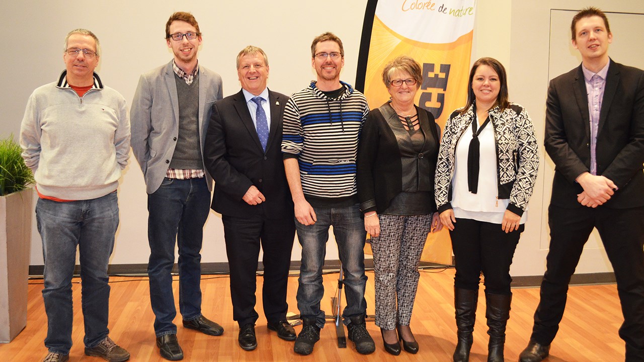 De gauche à droite : Francis Rancourt, Martin St-Laurent, Gaétan Vachon, Jean-François Dion, Ghislaine Doyon, Hélène Latulippe et Éric Poulin.