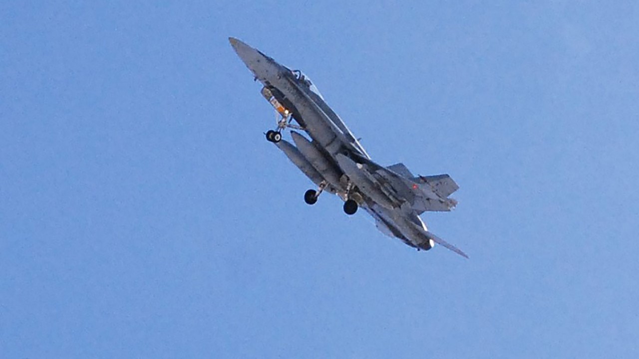 Des F-18 ont survolé le ciel de la région dimanche matin