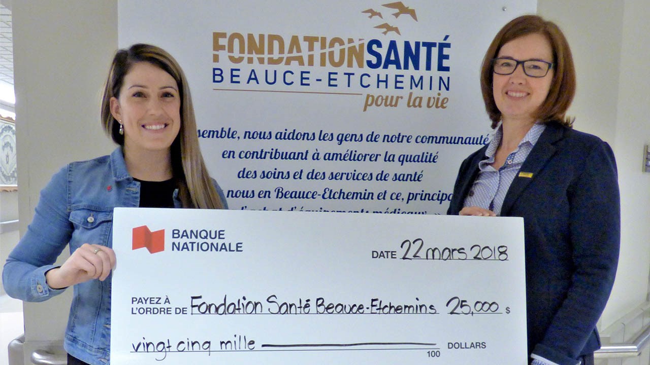 De gauche à droite : Valérie Poulin, directrice de la succursale de Saint-Georges de la Banque Nationale et Nancy Fortin, vice-présidente de la Fondation Santé Beauce-Etchemin.
