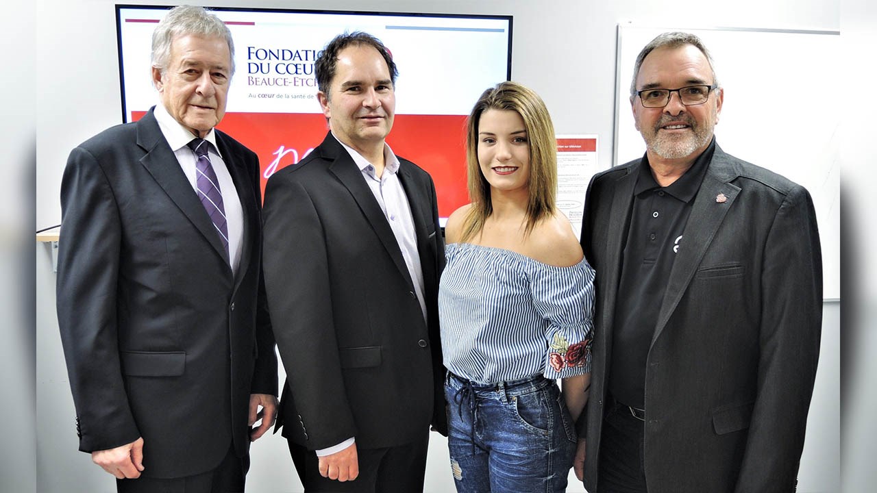 Les trois ambassadeurs de la quatrième campagne annuelle de financement de la Fondation du coeur Beauce-Etchemin, accompagnés du président de l'organisme. De gauche à droite : Gilles Bernier, ex-député de Beauce, ex-représentant du Canada en Haïti et retraité, André Lessard, CPA, CA chez Boccam inc., Cindy Groleau, étudiante et grande sportive, ainsi que Denis Bolduc, président de la Fondation du coeur Beauce-Etchemin.