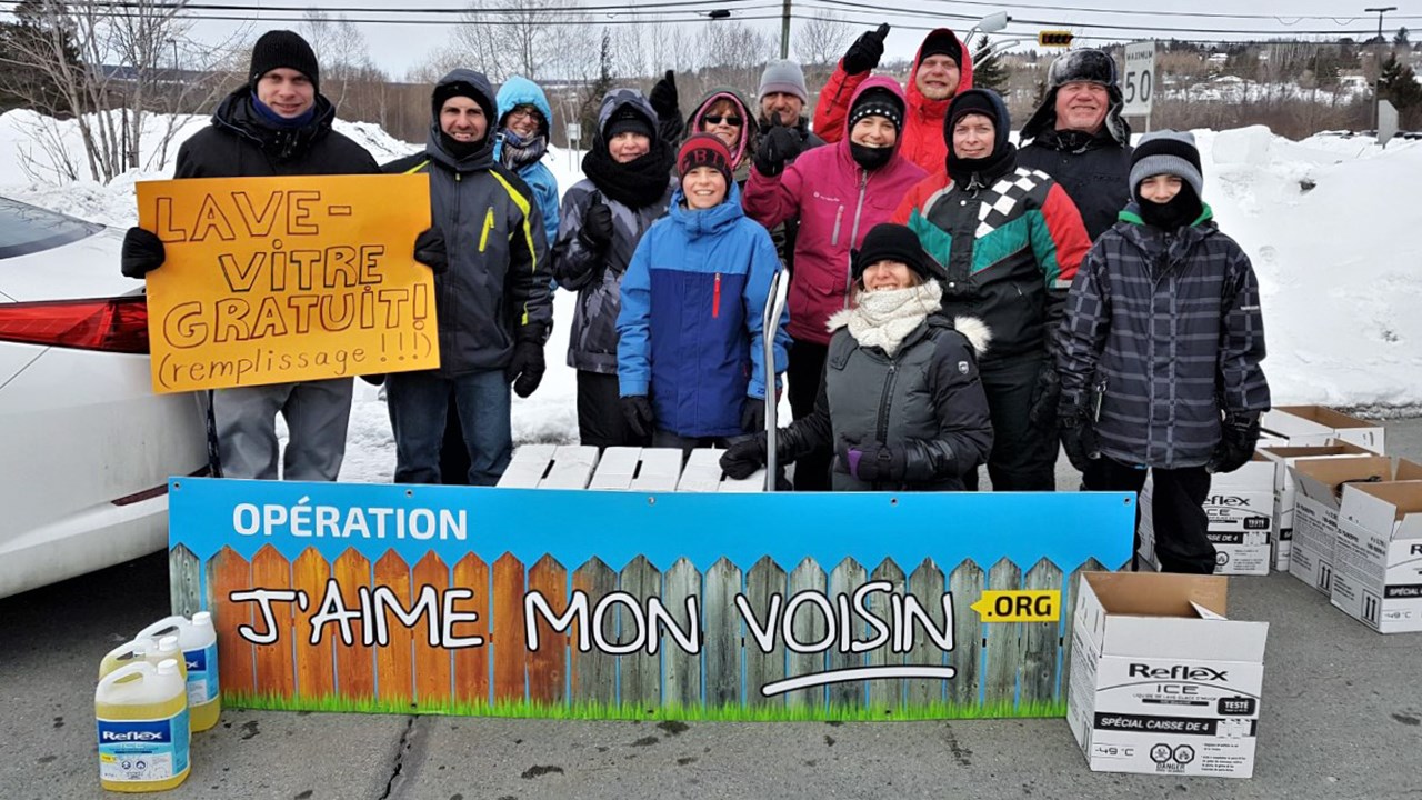 L'Opération « J'aime mon voisin » a permis, samedi le 17 mars 2018, d'offrir gratuitement de remplir le réservoir de lave-vitre des clients de la succursale Canadian Tire, à Saint-Georges. 