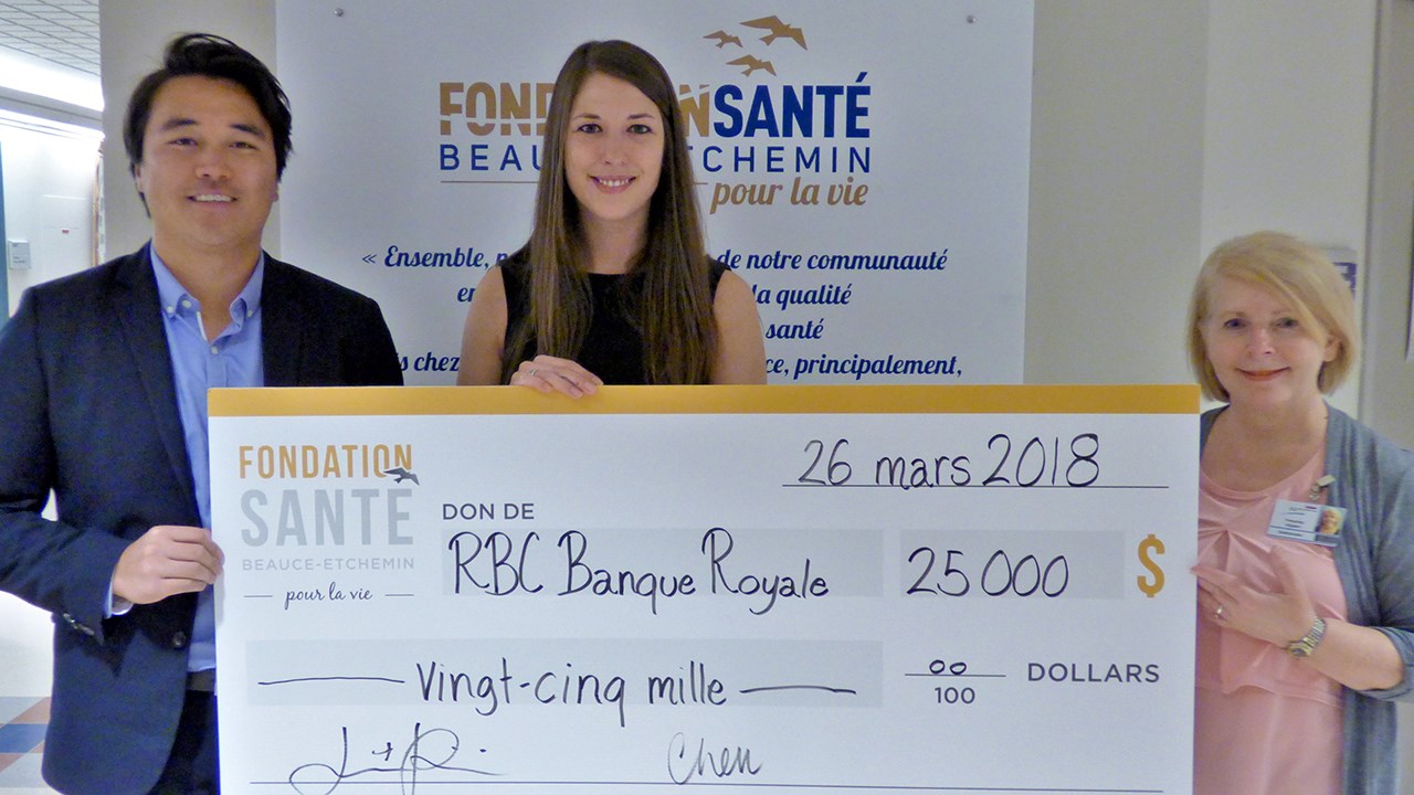 De gauche à droite : Nicolas Chen, conseiller adjoint chez RBC Dominion Valeurs Mobilières, Jessica Poirier, conseillère adjointe chez RBC Dominion Valeurs Mobilières, et Françoise Giguère, administratrice à la Fondation Santé Beauce-Etchemin.