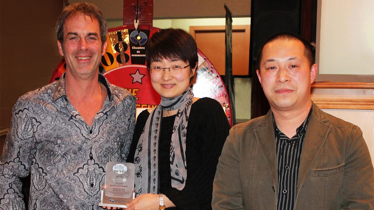 Éric Giguère, maire de la Municipalité de St-Martin, Wen Feng et Lin Wang propriétaires de Épicerie St-Martin.