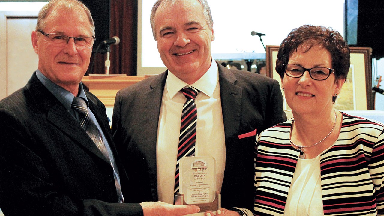 De gauche à droite : Louis Bilodeau, président de la Chambre de commerce St-Martin, Claude Paquet et Diane Fortin, propriétaires de Épicerie Normand Paquet inc.