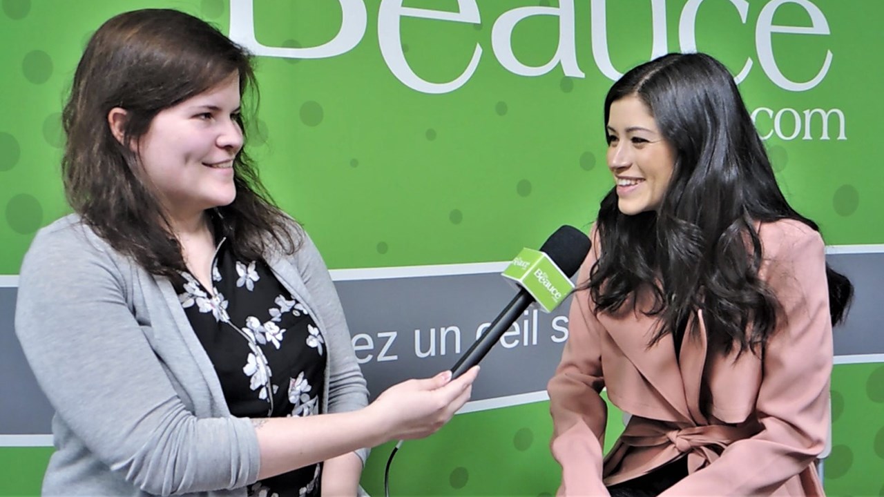 La journaliste Amélie Carrier, à gauche, en compagnie de la participante de Saint-Georges à La Voix 6, Chloé Doyon, à droite.