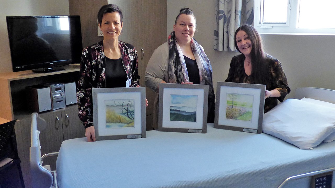 De gauche à droite : Christine Fecteau, chef de l’unité de médecine de l'Hôpital de Saint-Georges du Centre Intégré de santé et de services sociaux de Chaudière-Appalaches, Sophie Ruel, artiste peintre aquarelliste et Luce Dallaire, directrice de la Fondation Santé Beauce-Etchemin.