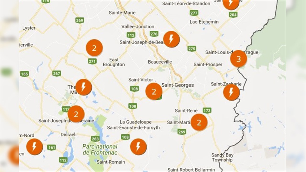L'état du réseau d'Hydro Québec à 8 h 30, jeudi le 5 avril 2018. Les chiffres correspondent au nombre de bris d’équipements ou d’incidents ayant entraîné des pannes et comprennent les interruptions planifiées pour l’entretien du réseau. Les images d'éclair de couleur orange signifient qu'il s'agit simplement d'une panne. Une panne majeure aurait été signifiée par une image d'un point d'exclamation blanc dans un triangle noir.