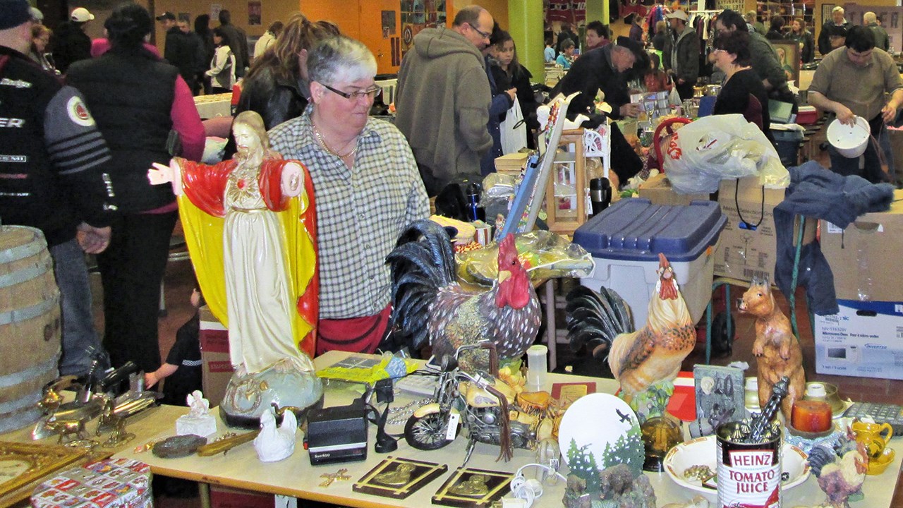 Photo d'une précédente édition du méga marché aux puces au profit du bal des finissants de la polyvalente de Saint-Georges.