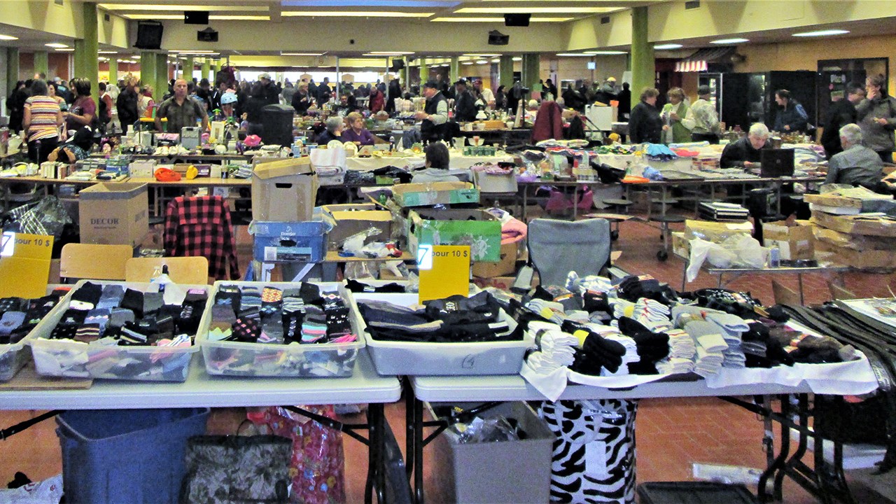 Photo d'une précédente édition du méga marché aux puces au profit du bal des finissants de la polyvalente de Saint-Georges.