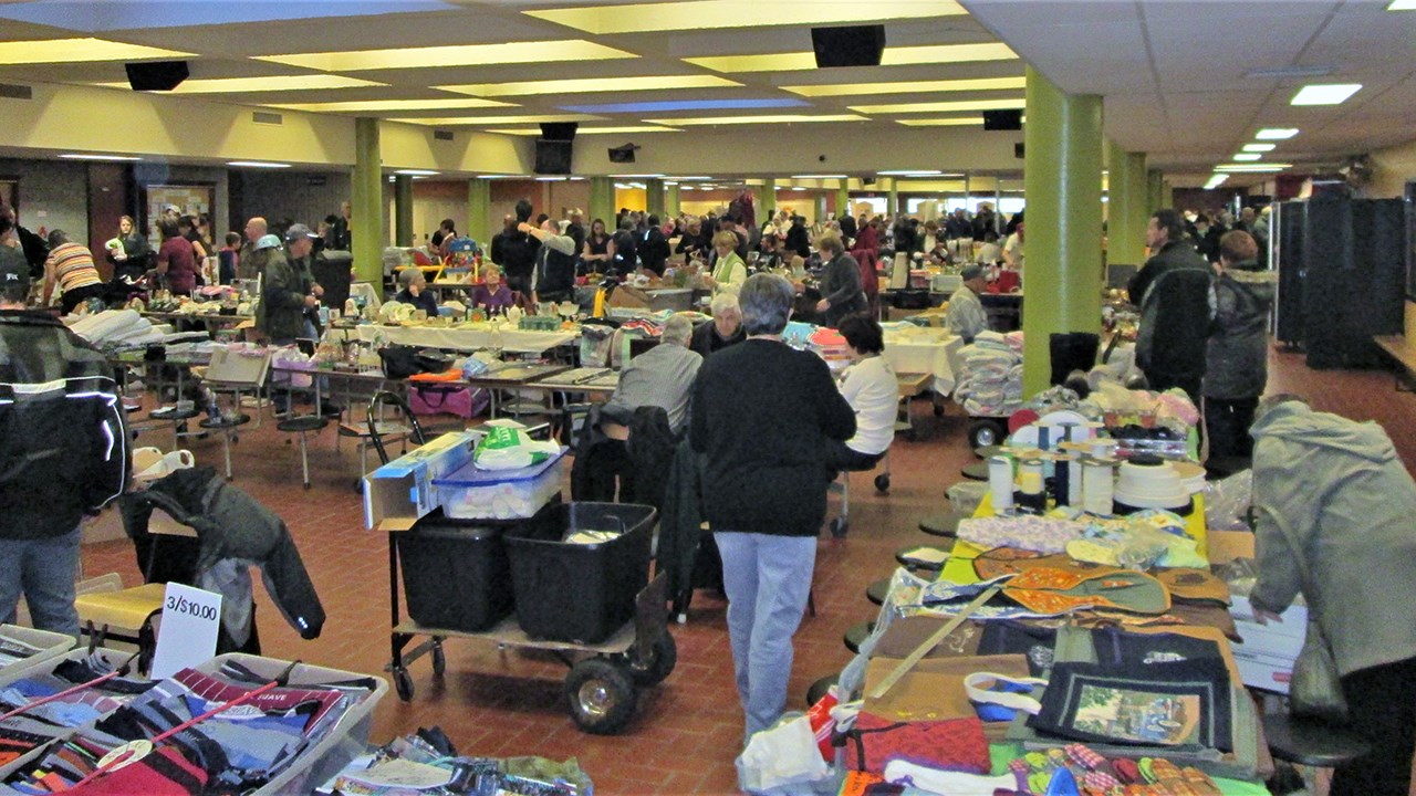 Photo d'une précédente édition du méga marché aux puces au profit du bal des finissants de la polyvalente de Saint-Georges.