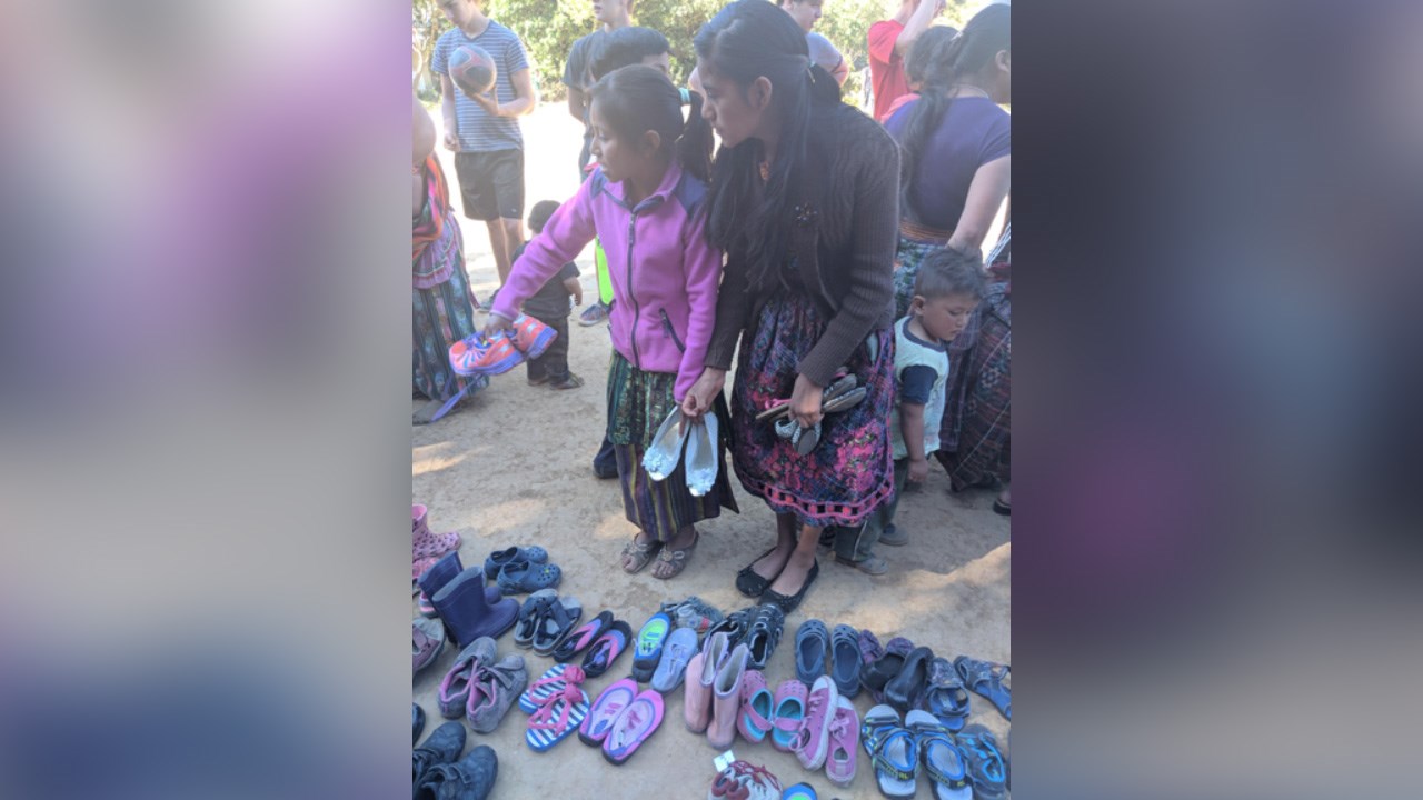 Voyage humanitaire : deux mille paires de chaussures pour le Guatemala