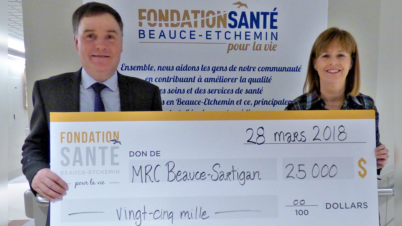 De gauche à droite : Normand Roy, maire de la municipalité de Saint-Éphrem et préfet de la MRC de Beauce-Sartigan et Lyne Poulin, secrétaire à la Fondation Santé Beauce-Etchemin.