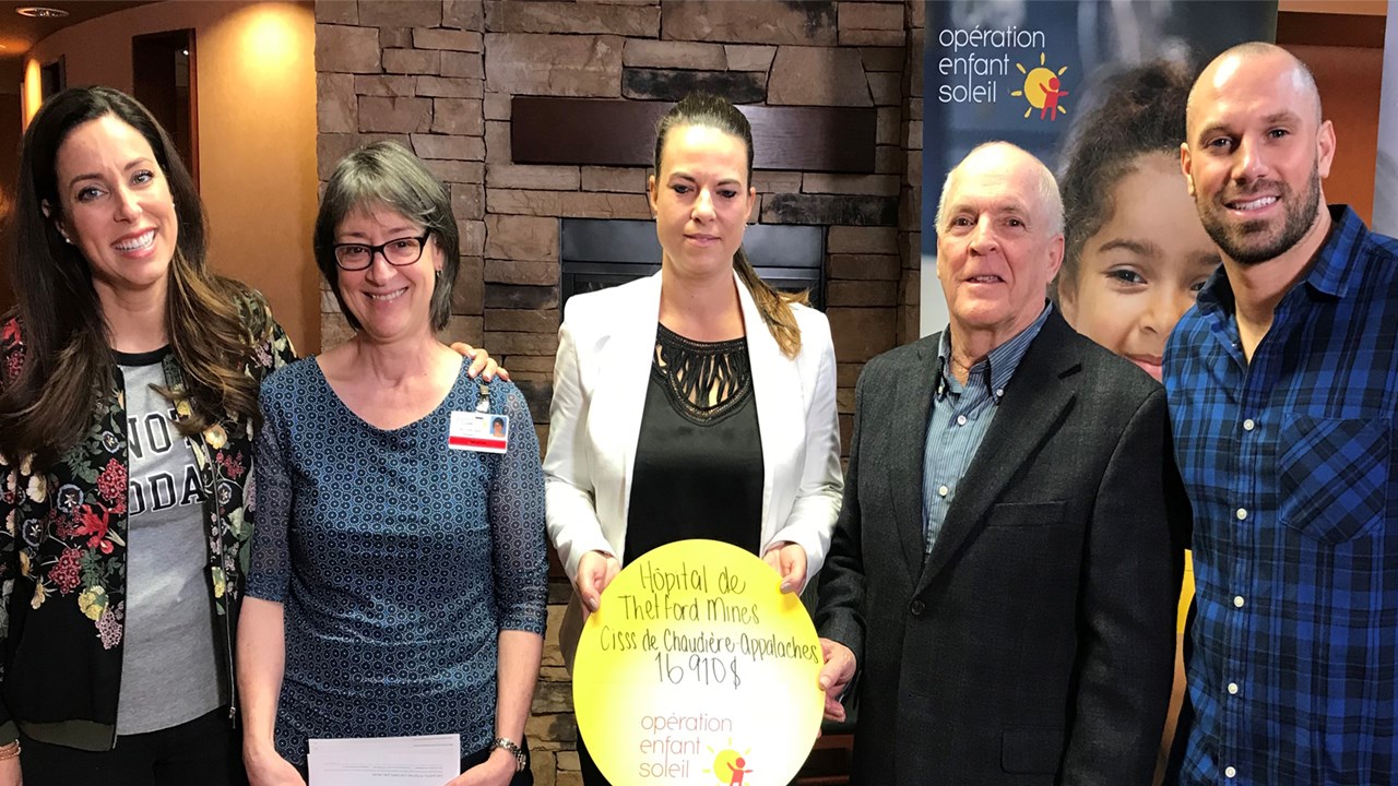 Les récipiendaires de l’octroi de l’Hôpital de Thetford Mines du CISSS de Chaudière-Appalaches, accompagnés des porte-paroles d’Opération Enfant Soleil lors de la conférence de presse à Thetford Mines.