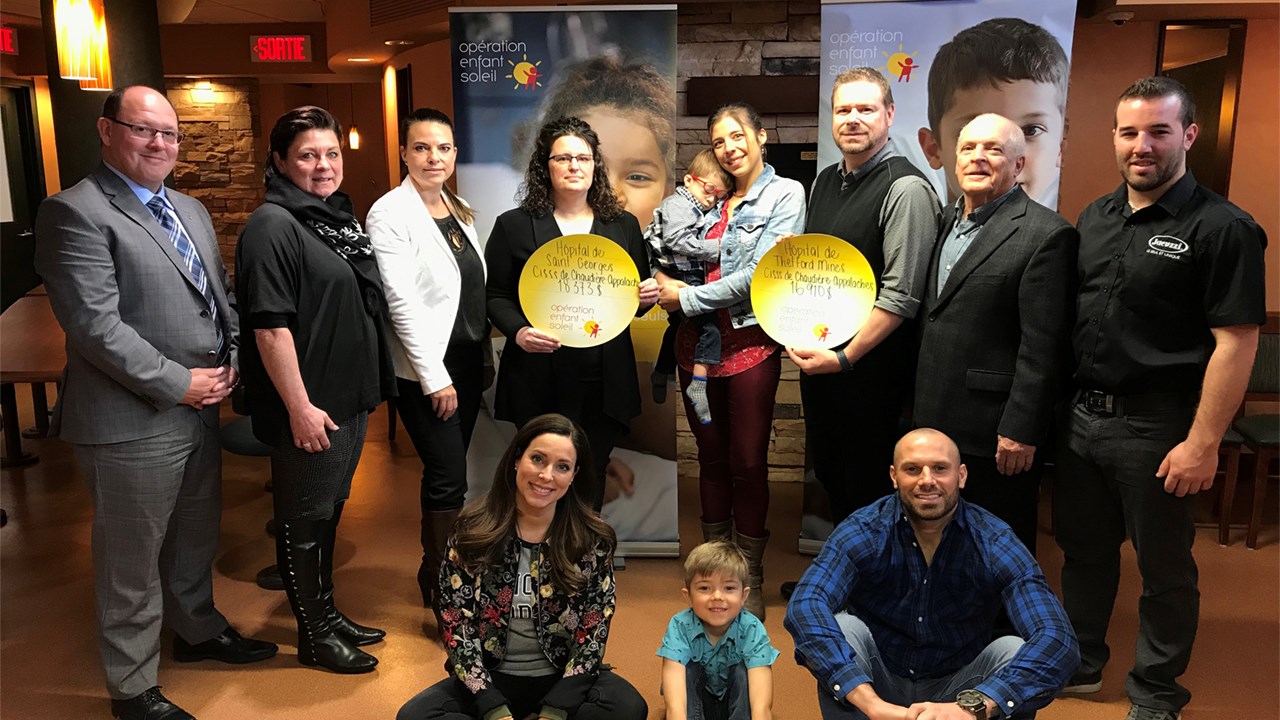 Tous les récipiendaires des octrois entourant Jacob Boulet, Enfant Soleil de Chaudière-Appalaches, accompagnés des porte-paroles d’Opération Enfant Soleil lors de la conférence de presse à Thetford Mines.